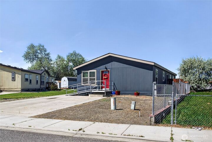 Property Photo:  520  New Gate Drive  WA 99350 