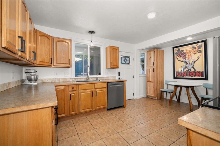Property Photo: 1712 E Hartson Ave WA 99202