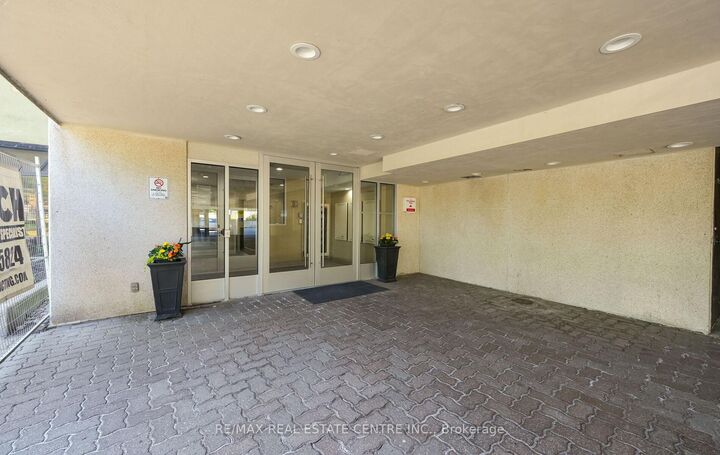 Property Photo: 200 Robert Speck Parkway 2006 ON L4Z 1S3
