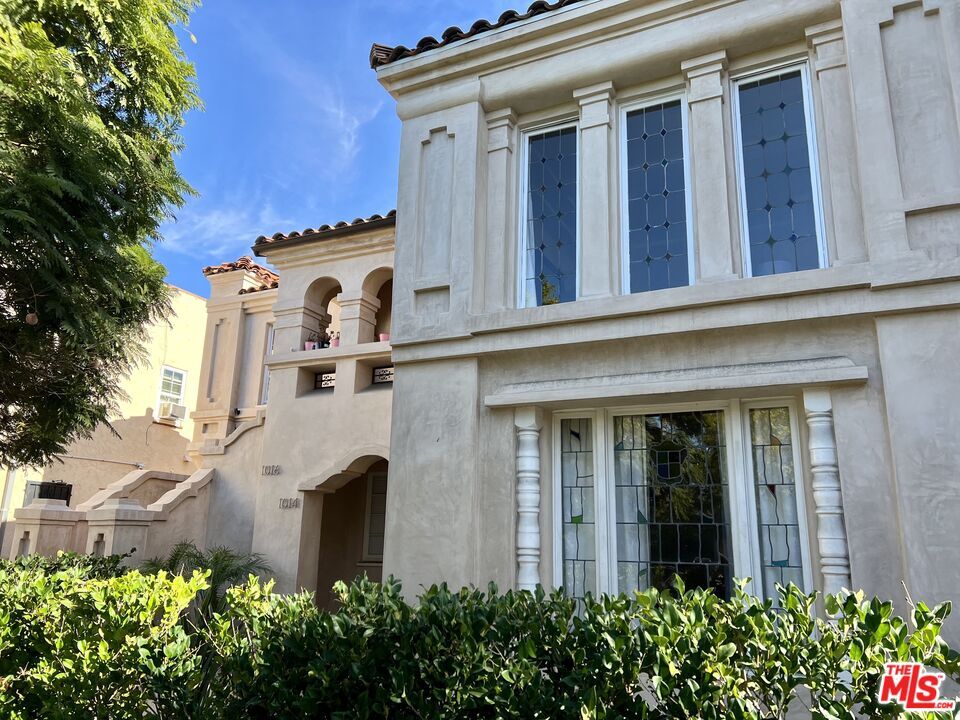 Property Photo:  1014 Meadowbrook Ave  CA 90019 