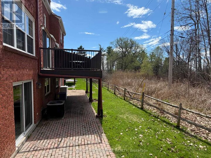 Property Photo: 39 Country Club Place ON K6V 6T8