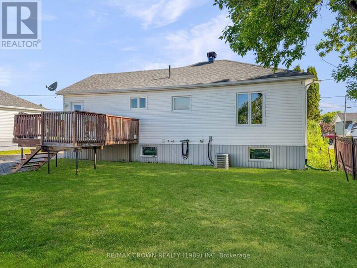 Property Photo: 43 De L'Etang Boulevard ON P5N 2M6