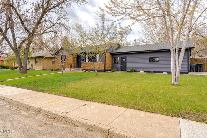 Property Photo:  1811 Monte Drive NW  ND 58554 