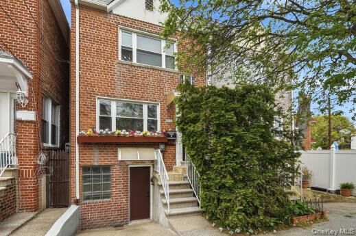 Property Photo:  3001 Zulette Avenue  NY 10461 