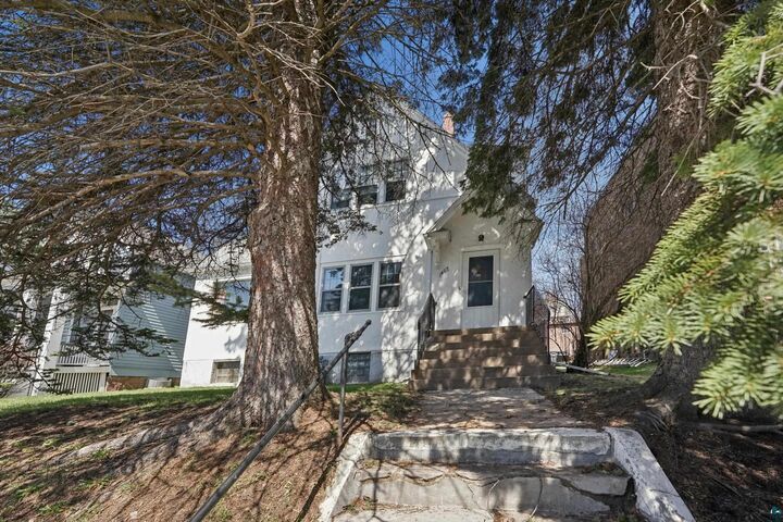 Property Photo:  1407 E 3rd St  MN 55804 