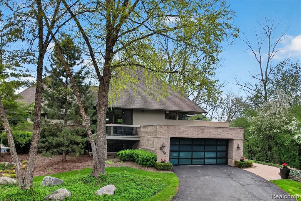 Property Photo: 5044 Christy Court MI 48098 4112