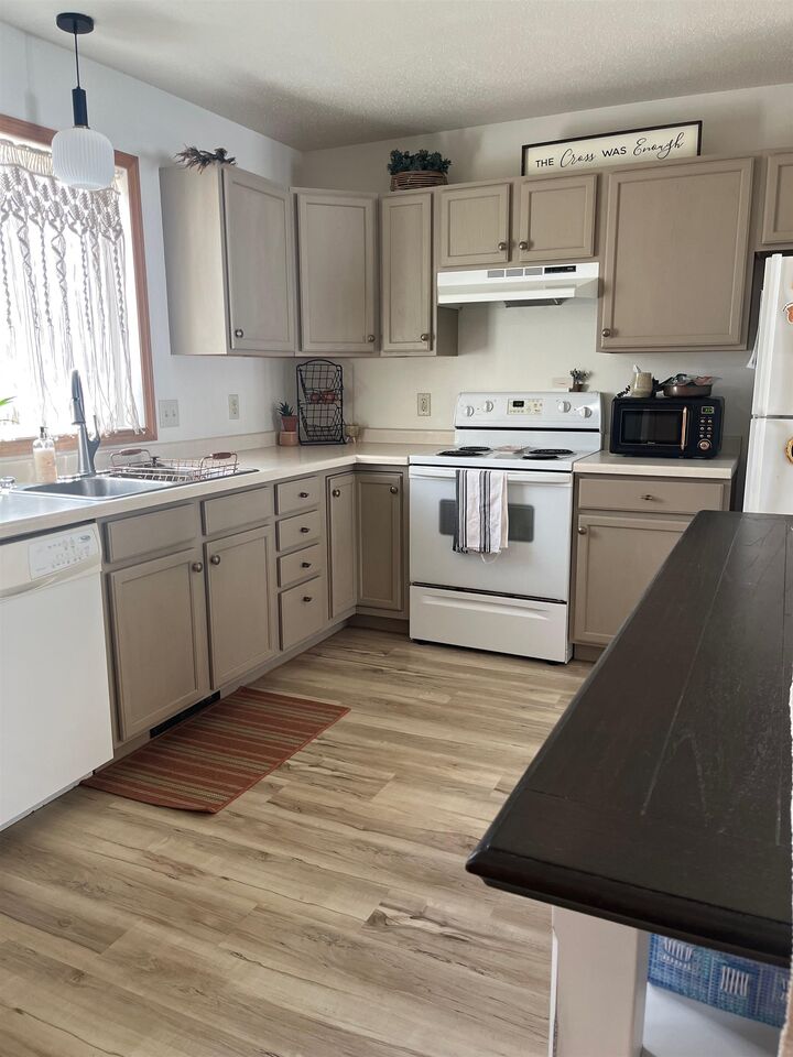 Property Photo:  514 NW 27th Ave  ND 58703 