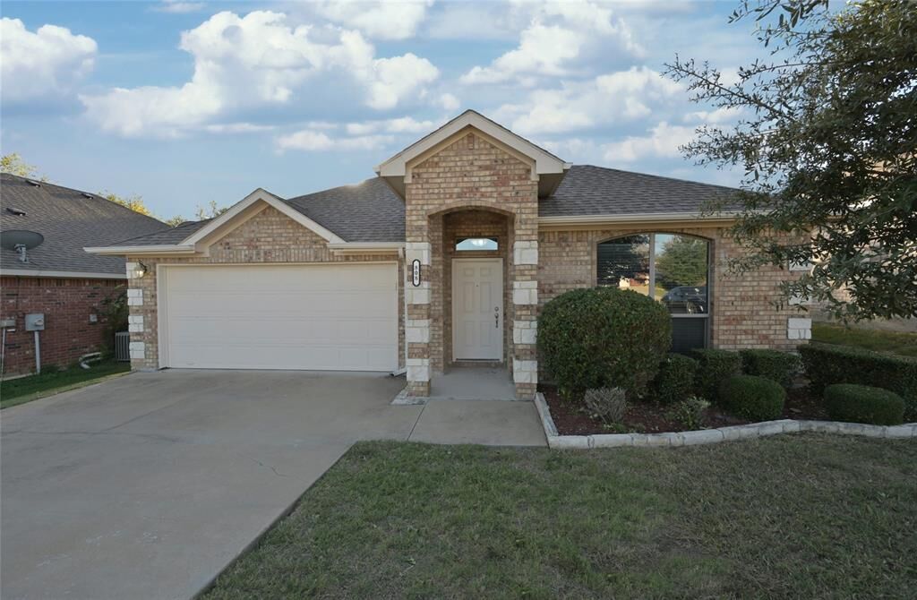 Property Photo: 808 Bahar Court TX 76010