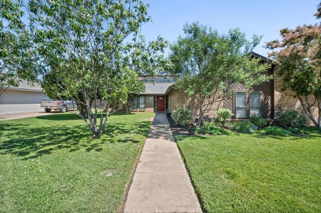 Property Photo: 1023 Auburn Drive TX 76012