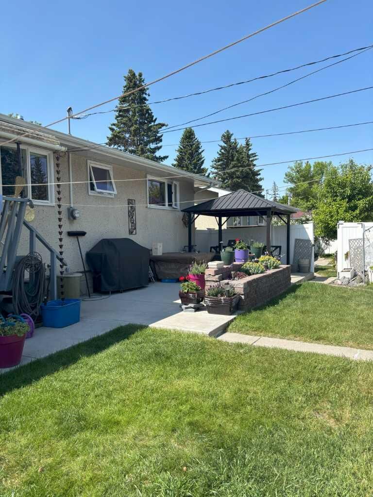 Property Photo: 4924 40 Avenue NW AB T3A 2P1