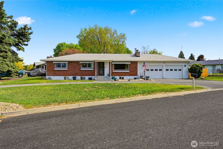 Property Photo:  4905  Bristol Way  WA 98908 