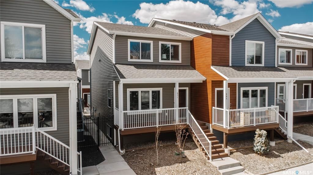 Property Photo:  451 L Avenue S  SK S7M 5Y6 