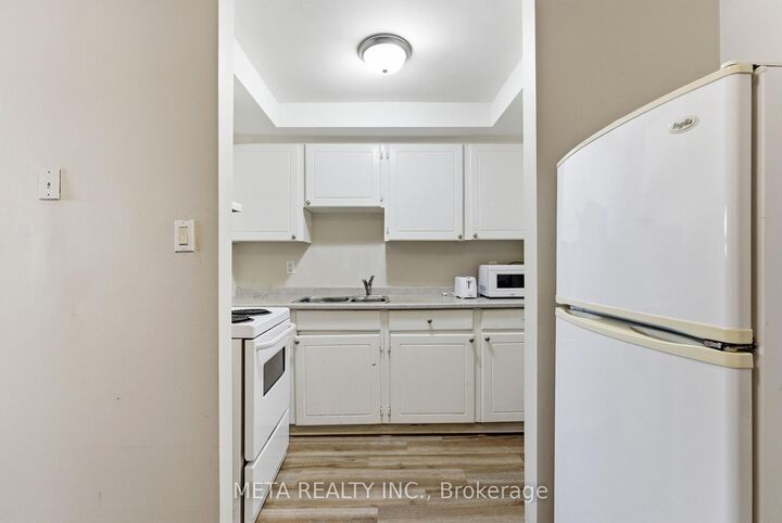 Property Photo:  25 College Street E 103  ON K8P 2E3 
