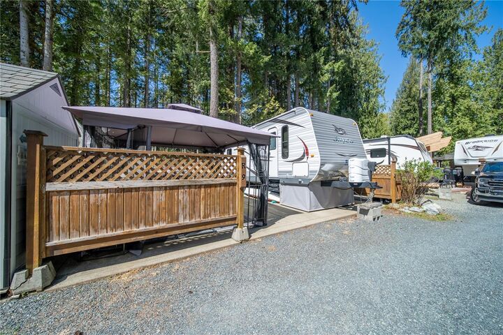 Property Photo:  9752 Lakeshore Rd Sl9  BC V9Y 8Z3 