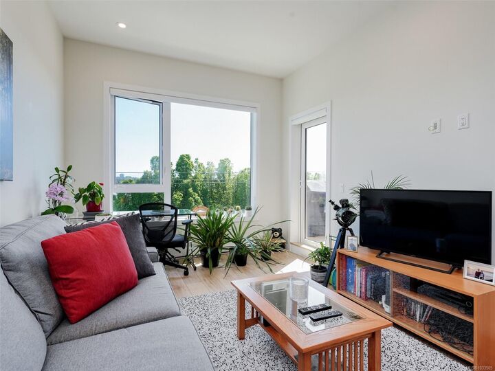 Property Photo: 1588 North Dairy Rd #404 BC V8T 3V4