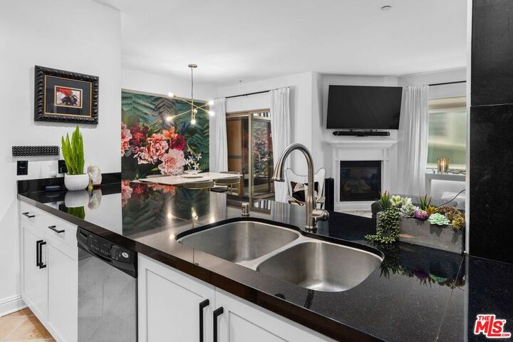 Property Photo:  5037 Rosewood Ave  CA 90004 