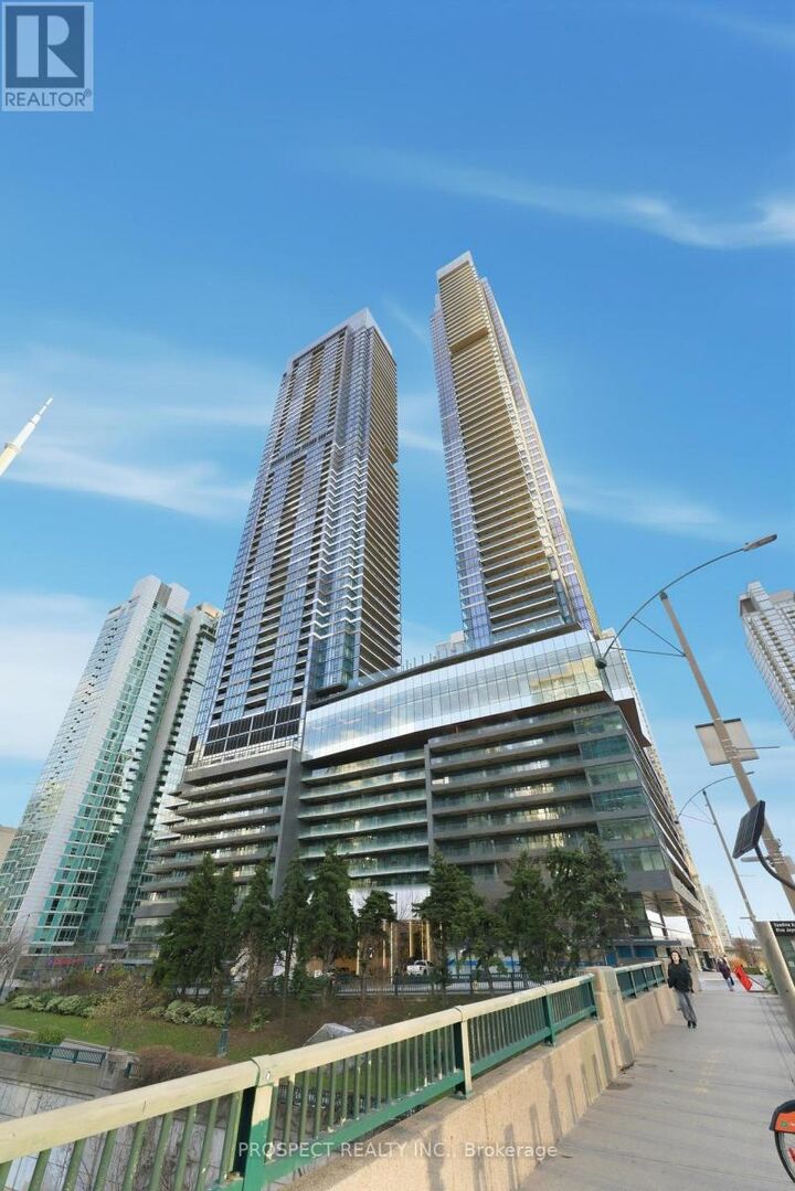 Property Photo:  1 Concord Cityplac Way 935  ON M5V 0X3 