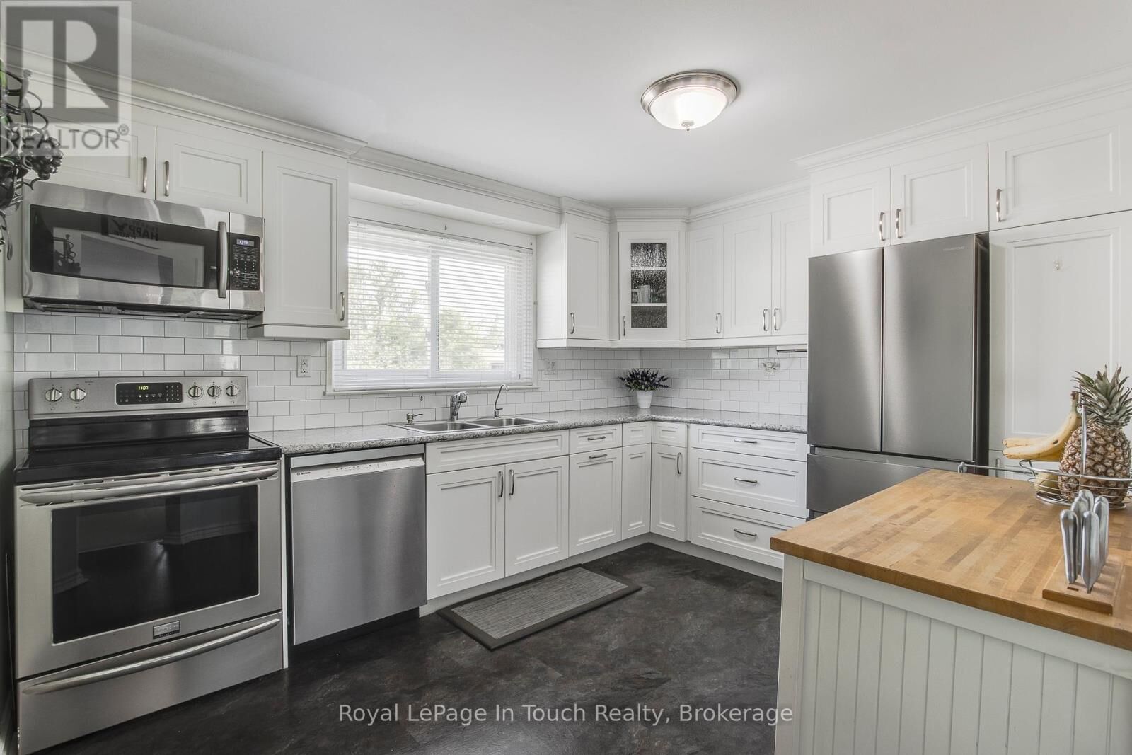 Property Photo:  233 Innisfil Street 4  ON L4N 3E9 