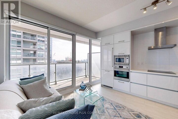 Property Photo:  2221 Yonge Street 2006  ON M4S 0B8 
