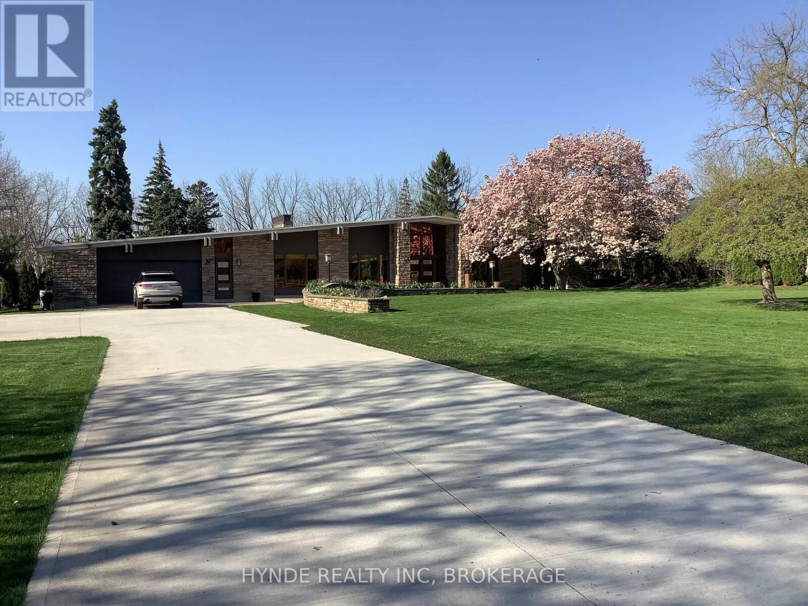 Property Photo: 24 Woodmount Dr Drive ON L2T 2X9