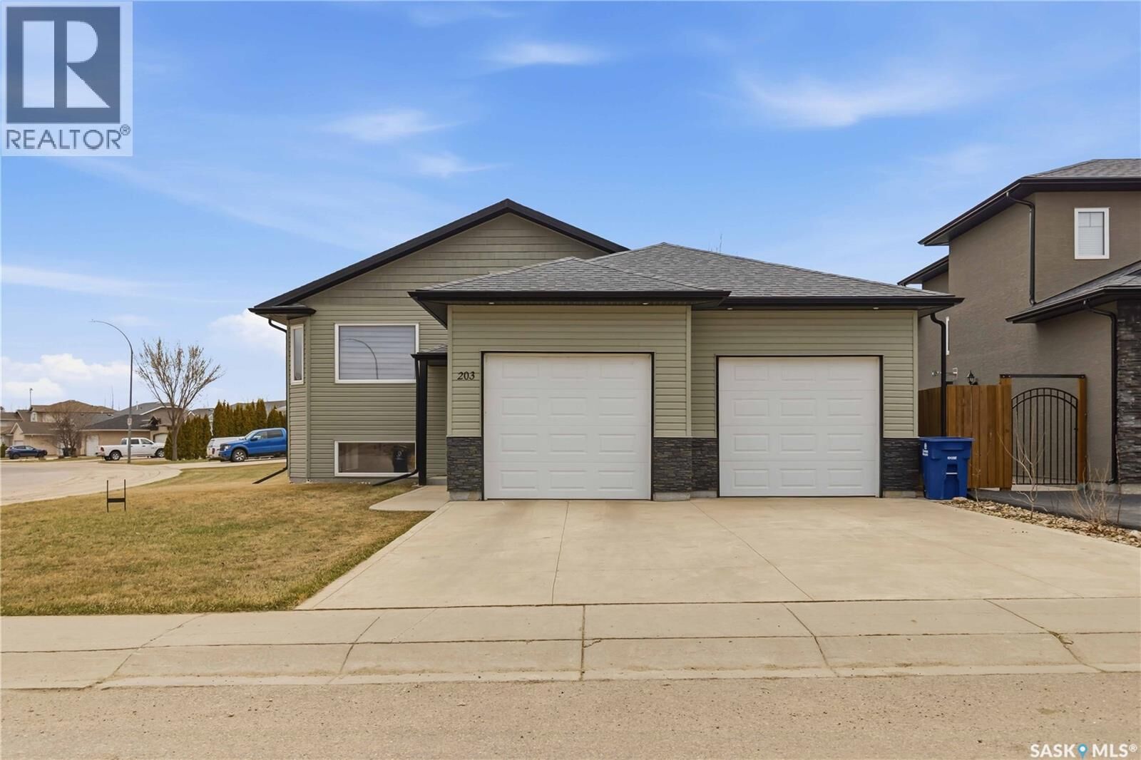 Property Photo:  203 Kinloch Crescent  SK S7M 2W9 