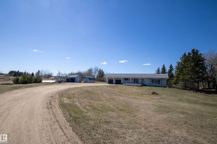 Property Photo:  105 58114 Rng Rd 83  AB T0A 3A0 