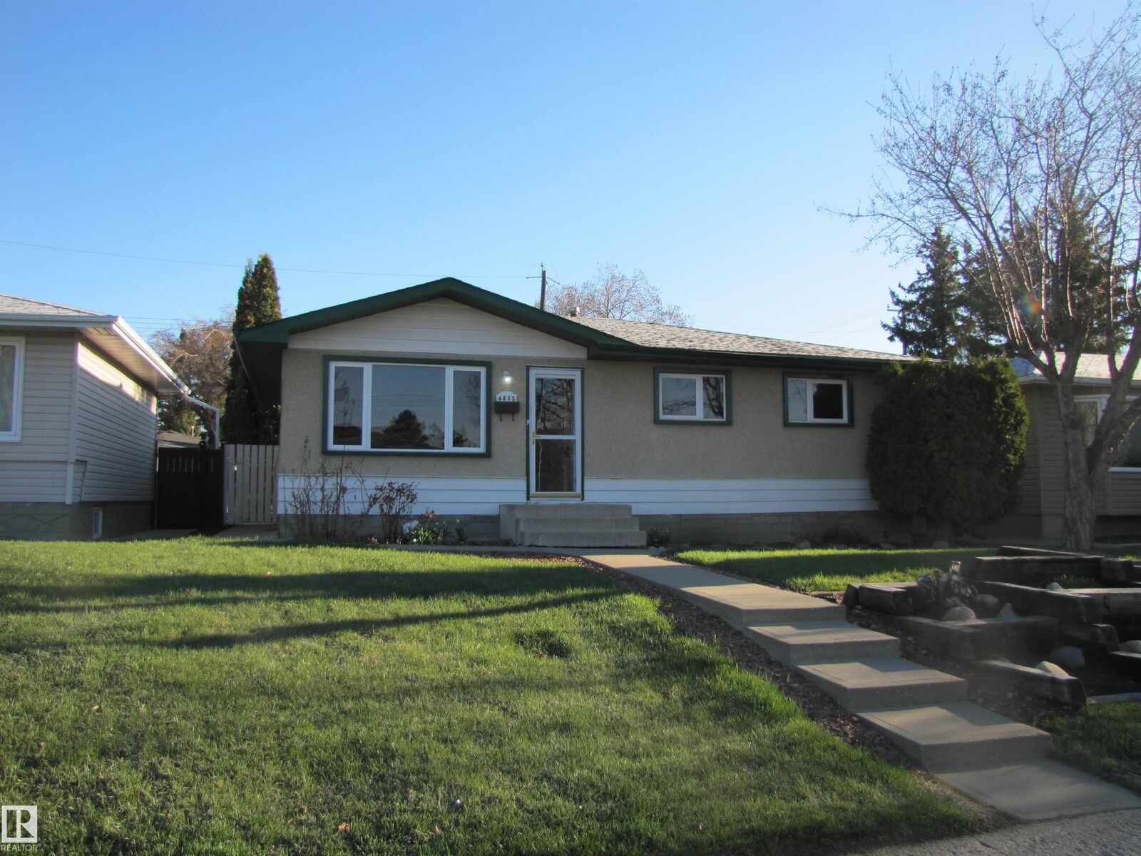 Photo de la propriété:  6832 83 Avenue NW  AB T6B 0G5 