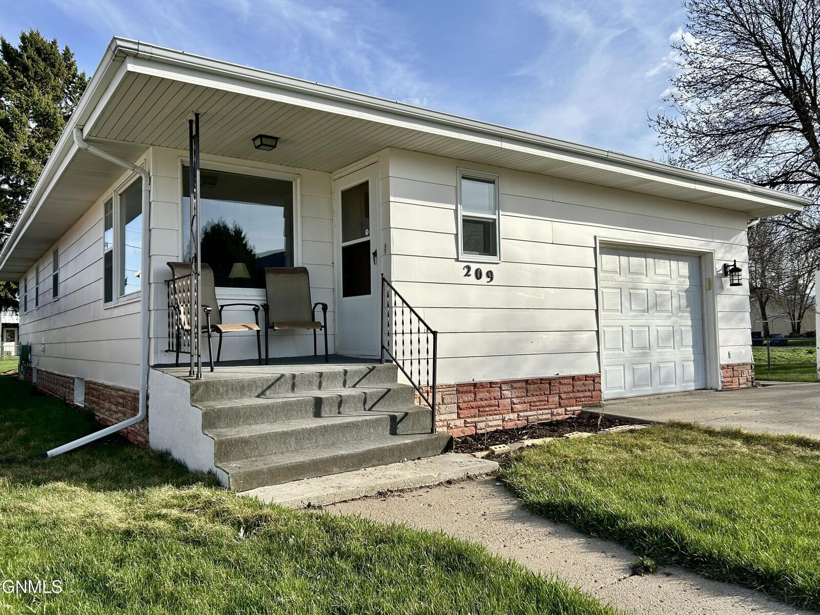 Property Photo:  209 Roosevelt Avenue  ND 58576 