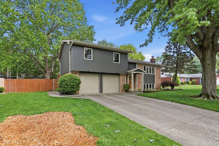 Property Photo:  729 Colonial Way  IN 46142 