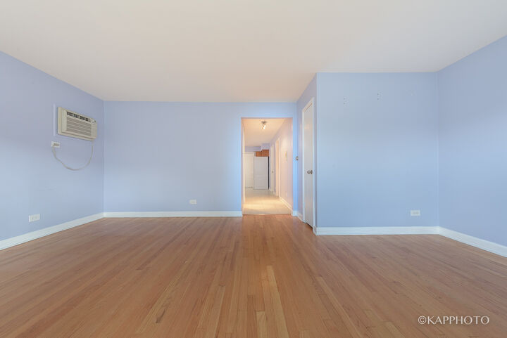 Property Photo:  5942 W Addison Street 1  IL 60634 