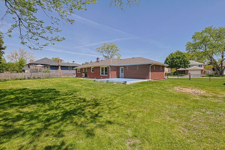 Property Photo:  2232 Sprucewood Avenue  IL 60018 