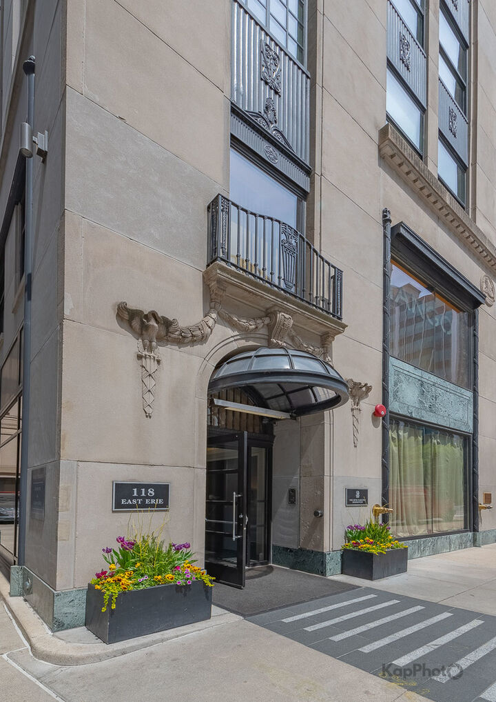 Property Photo:  118 E Erie Street 18D  IL 60611 