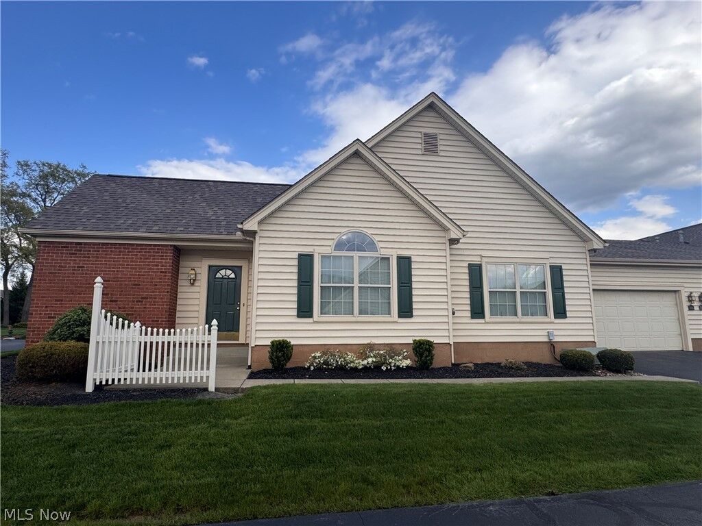 Property Photo:  216 Village Court  OH 44408 