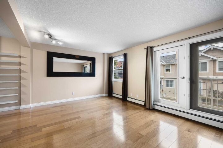 Property Photo:  2010 35 Avenue SW 206  AB T2T 2E1 