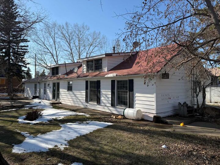 Property Photo:  5204 50 Street  AB T0B 4H0 