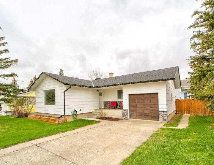 Property Photo:  1166 Morden Avenue  AB T0K 1W0 