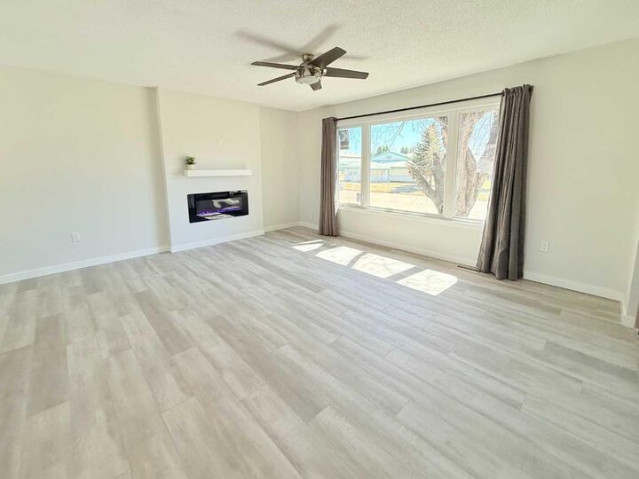 Property Photo:  318 5 Avenue  AB T9W 1A7 