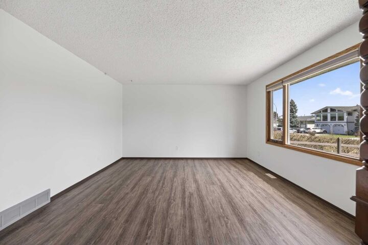 Property Photo:  11 Westhill Crescent  AB T0M 0W0 