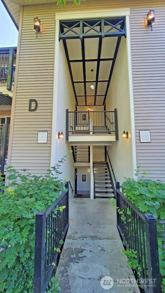 Property Photo: 215 9th Street D201 WA 98033