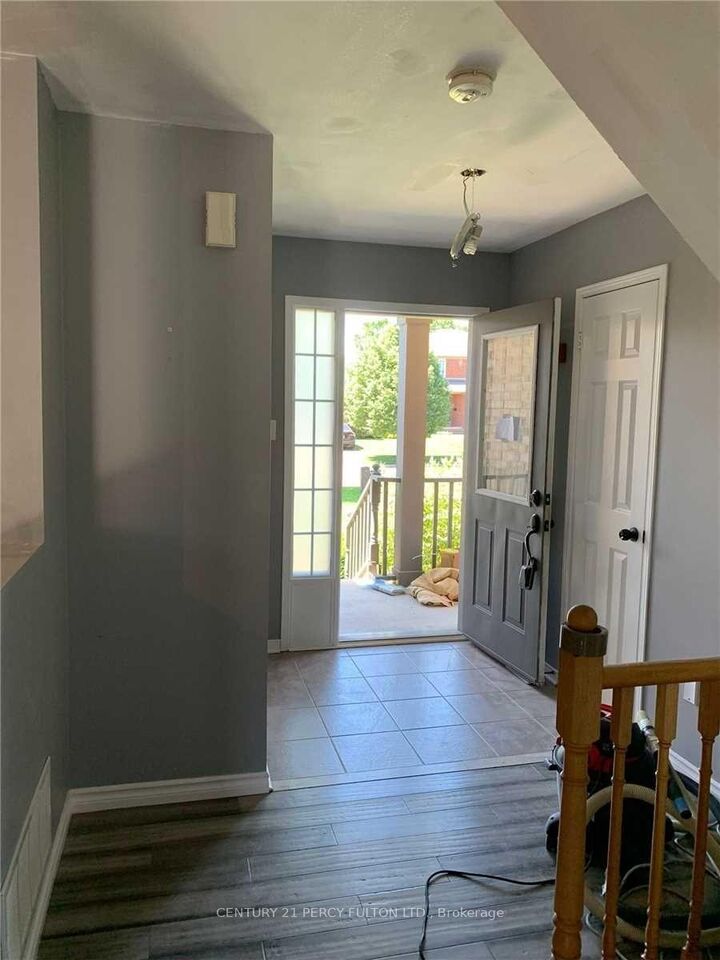 Photo de la propriété:  136 Tunbridge Road  ON L4M 6T1 