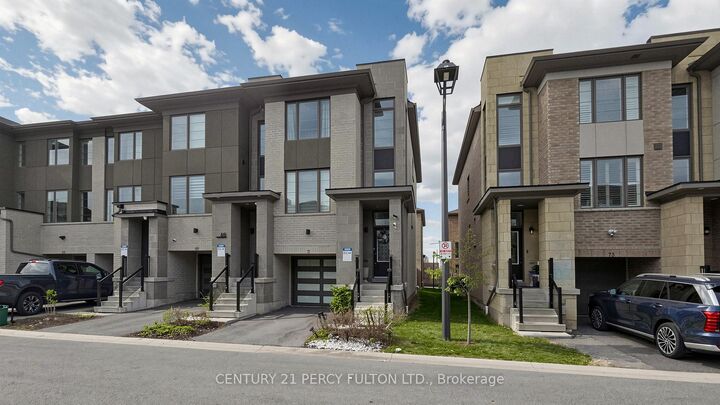 Photo de la propriété:  71 Donald Fleming Way  ON L1R 0N8 