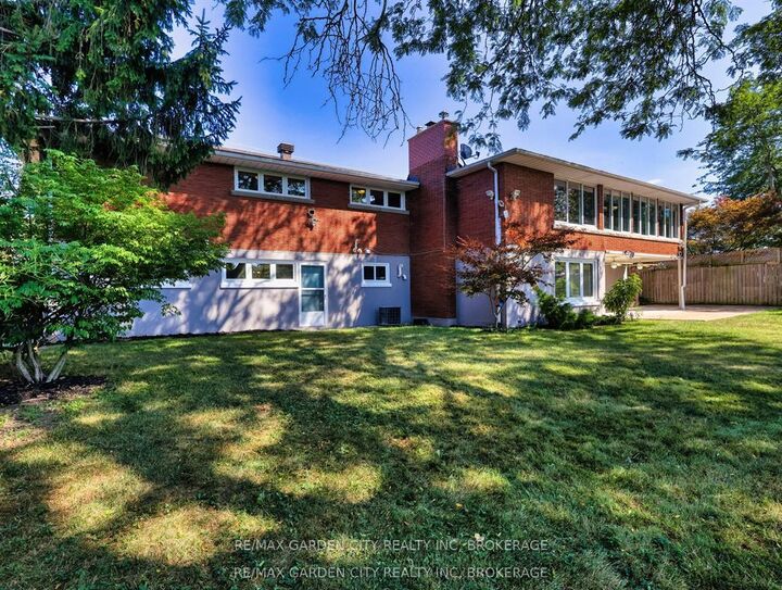 28 Marsdale Drive — photo 1