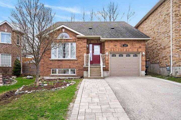 1005 Whitney Crescent — photo 1