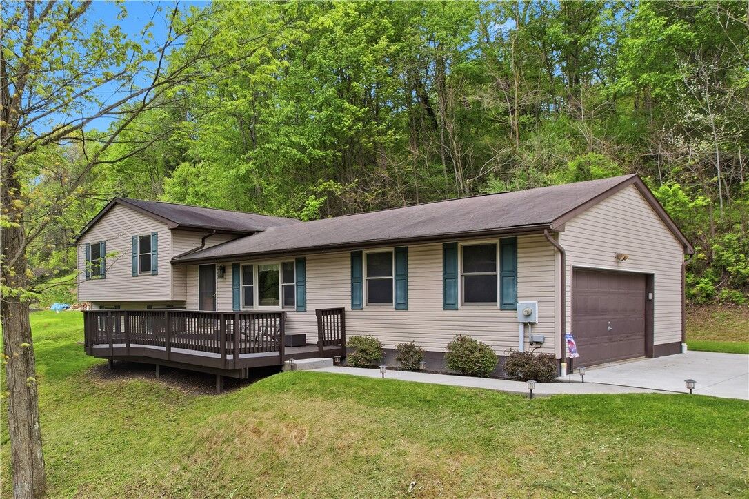 Property Photo:  39 Blackswoods Rd  PA 15042 