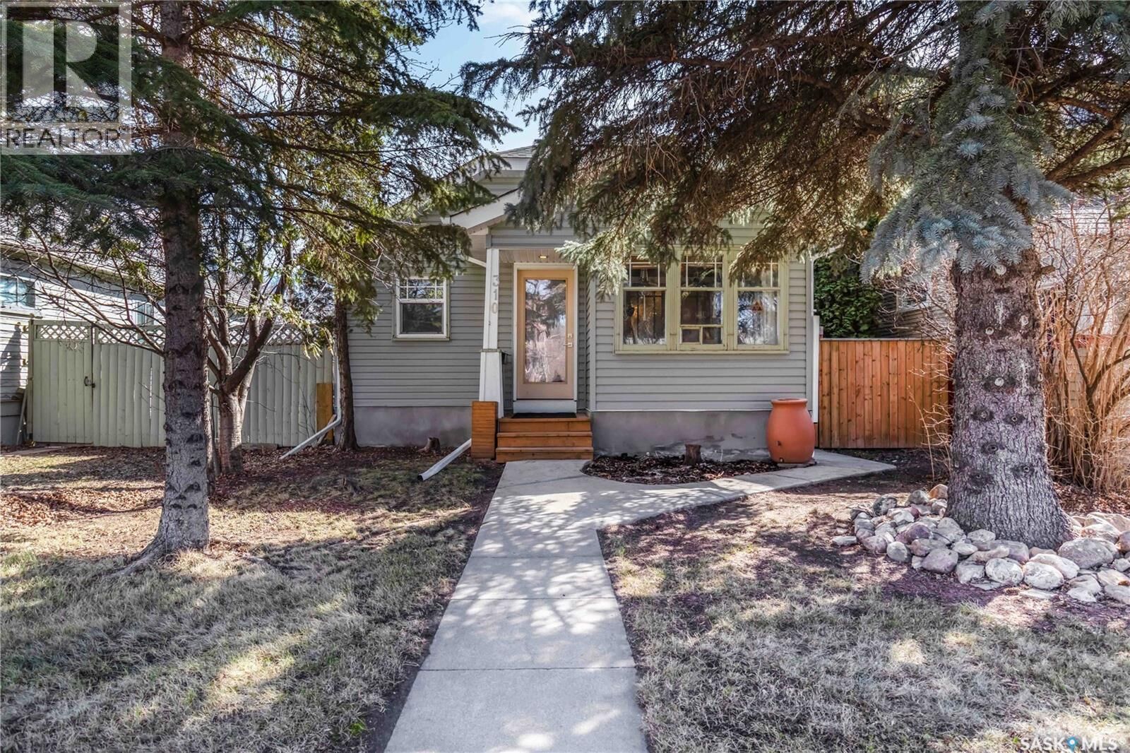 Property Photo:  310 8th Street E  SK S7H 0P5 