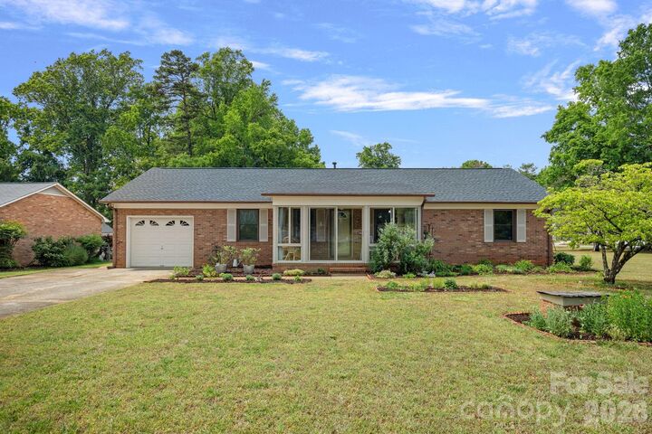 Property Photo:  6131 Kinghurst Drive  NC 28216 