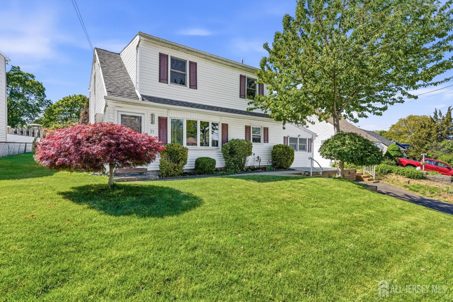 Property Photo:  31 Pinetree Drive  NJ 08859 
