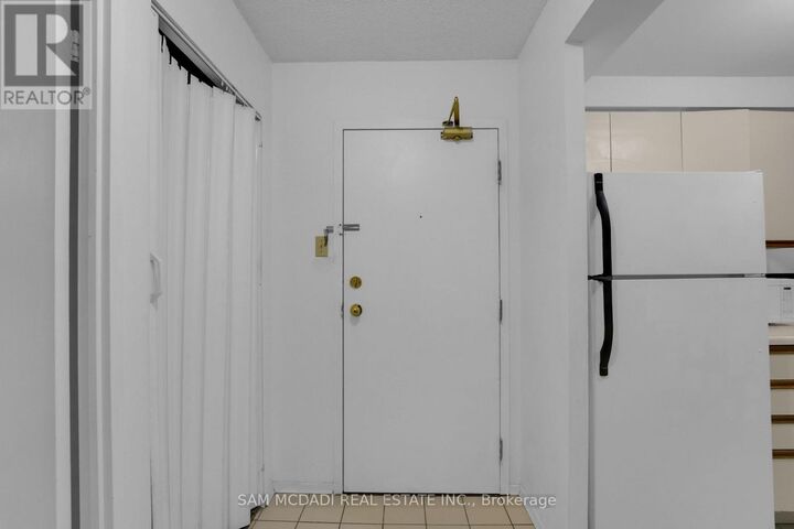 Property Photo:  117 Gerrard Street East 613  ON M5B 2L4 