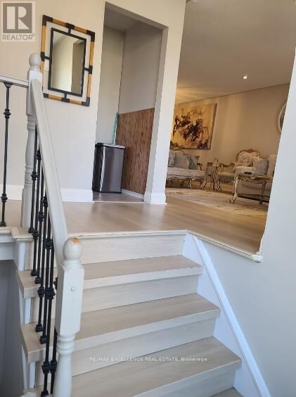 Property Photo:  156 Voltarie Crescent Upper  ON L5A 2A4 