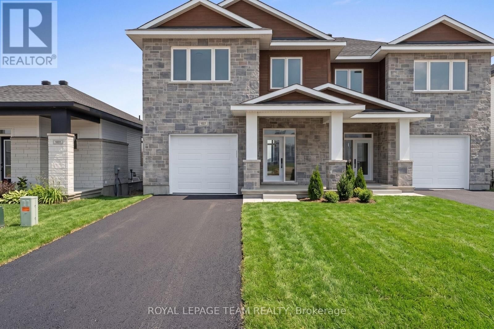 Property Photo:  1027 Moore Street  ON K6V 7N1 